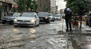 Yüksekova'da yollar göle döndü