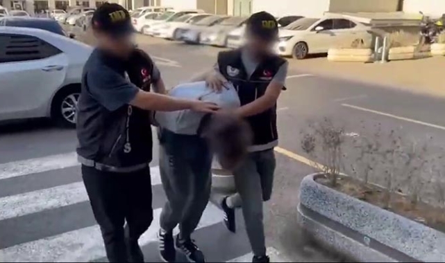 Zeytinburnu'nda metrobüs durağındaki asansörde uyuşturucu içen şüpheli yakalandı