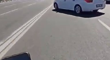 Zeytinburnu'nda motosikletli, parktan çıkan otomobile çarptı: Kaza anı kask kamerasında