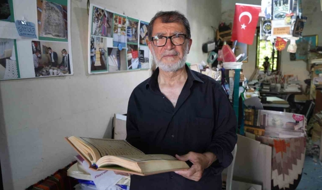 10 metrekarelik küçük dükkanında eskiyen kitaplara hayat veriyor