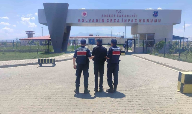 2 ayrı suçtan hapis cezasıyla aranan şahsı jandarma köyde yakaladı