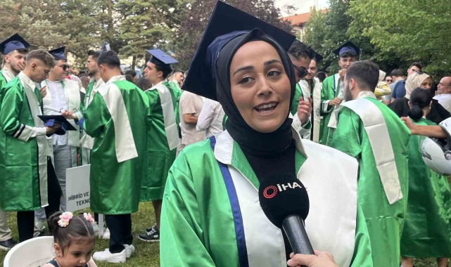 2 çocuk annesi çalıştığı üniversiteden mezun oldu