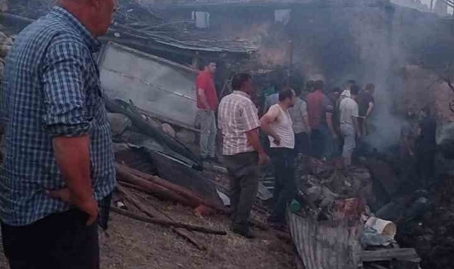 2 katlı ahşap ev yanarak kullanılamaz hale geldi