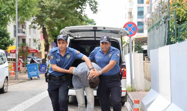 20 yaşında 53 yıl hapis cezasıyla aranan suç makinesi Adana'da parkta yakalandı