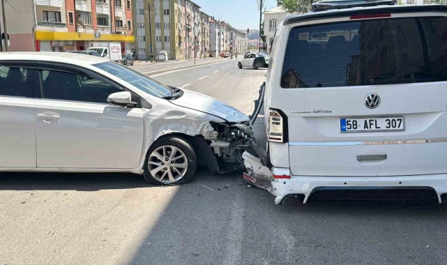 2'si çocuk 5 kişinin yaralandığı kaza güvenlik kamerasına yansıdı