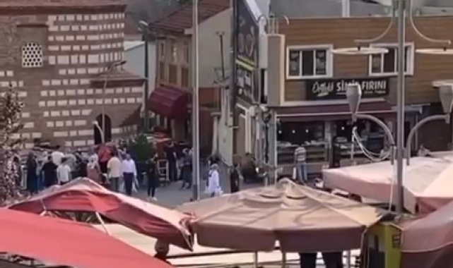 3 katlı binanın en üst katı alev alev yandı