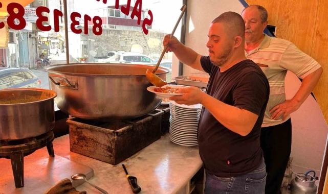 39 yaşındaki down sendromlu garson çalışarak annesine bakıyor
