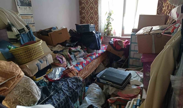 4 Ton çöp çıkan evi temizlenip yaşanabilir hale getirildiler