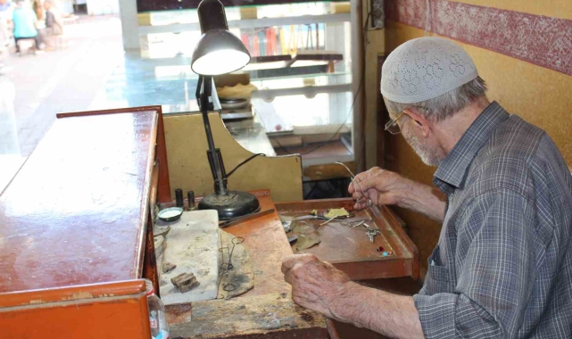 70 yıllık kuyumcu mesleğini aşkla yapıyor