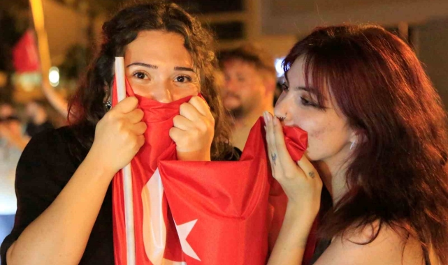 A Milli Takım'ın Avusturya galibiyeti Antalya sokaklarını şenlik alanına döndürdü