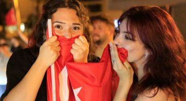 A Milli Takım'ın Avusturya galibiyeti Antalya sokaklarını şenlik alanına döndürdü