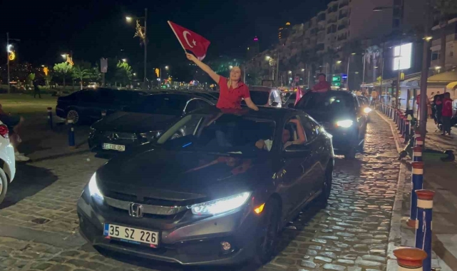 A Milliler'in zaferi İzmir'de coşkuyla kutlandı