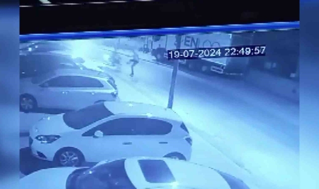 Adana'da 'dur' ihtarına uymayan motosikletli, polise çarptı... O anlar kamerada