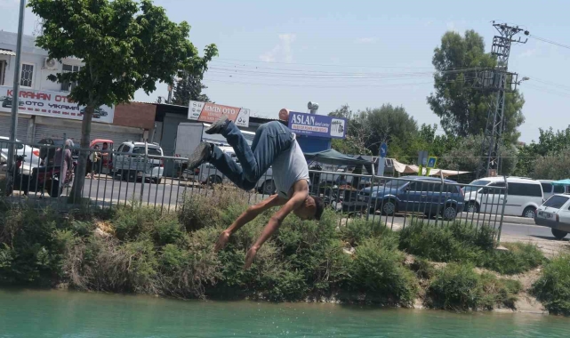 Adana'da hava sıcaklığı 44 dereceye ulaştı, çocuklar kanallara akın etti