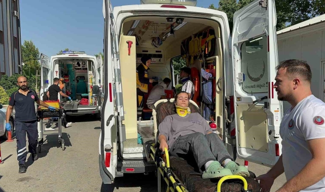 Adıyaman'da işçileri taşıyan 2 minibüs çarpıştı: 13 yaralı
