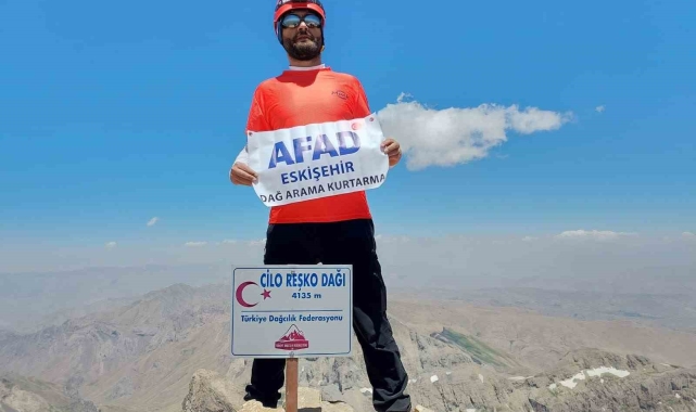 AFAD, Hakkari'deki Cilo Dağı zirvesine tırmanan personelini tebrik etti