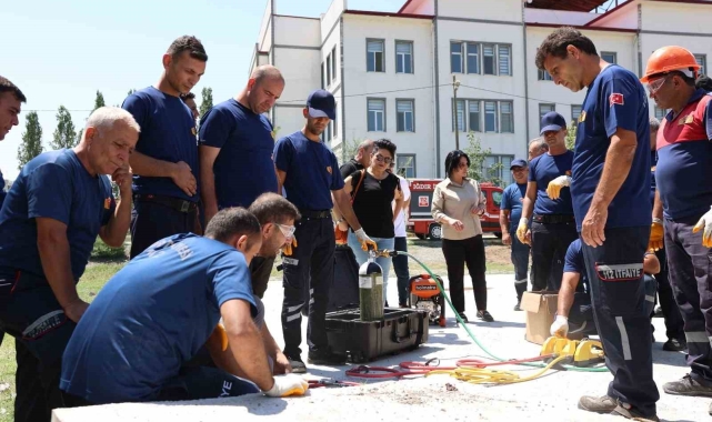 AFAD'tan , itfaiye personeline arama kurtarma eğitimi verdi
