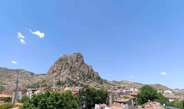 Afyonkarahisar yeni haftaya serin sayılabilecek bir havayla başladı