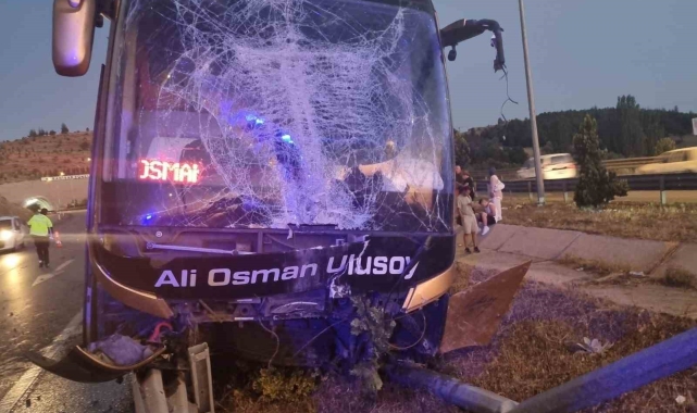 Afyonkarahisar'da otobüs bariyerlere çarptı: 2 yaralı