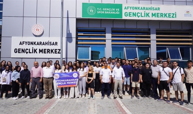 Afyonkarahisar'dan 100 genç, kamplar için yola çıktı