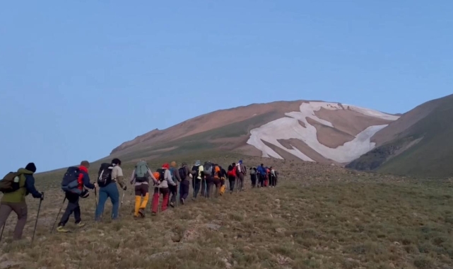 Ağrı'da Süphan Dağı zirve tırmanışı ile 15 Temmuz kutlandı