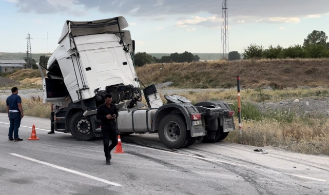 Ahlat'ta tırlar çarpıştı: 2 yaralı