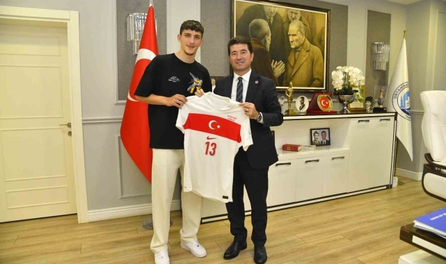 Ahmetcan Kaplan, Milli Takım formasını Başkan Kaya'ya hediye etti