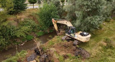 Akdağmadeni'nde dere yatakları temizleniyor