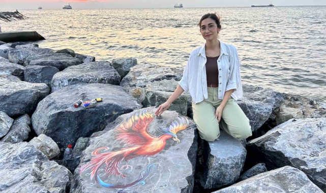 Akdeniz kıyısındaki dalga kıran kayalar ressam eliyle renkleniyor