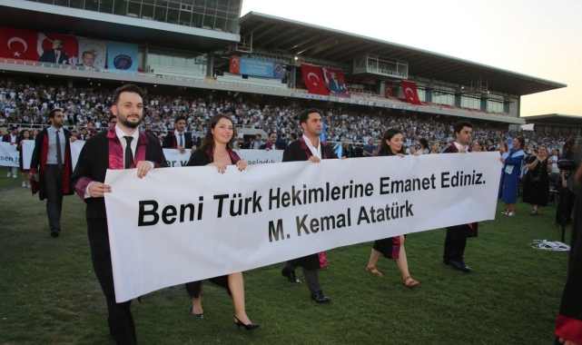Akdeniz Üniversitesi'nde mezuniyet coşkusu
