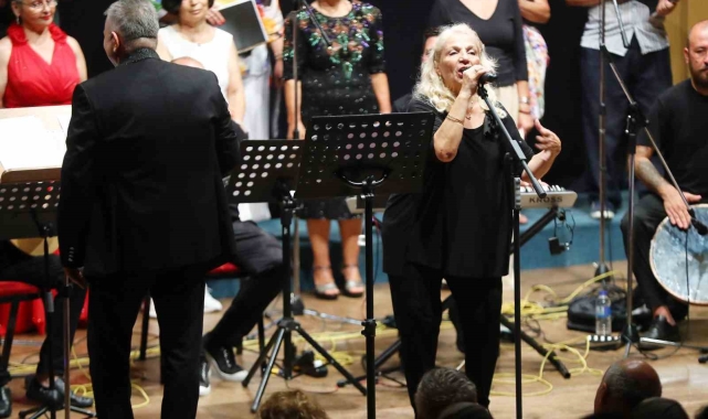 Aktif Yaşlı Merkezi üyelerinden halk müziği konseri