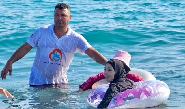 Alanya Belediyesi Engelsiz Halk Plajı özel misafirlerini ağırlıyor