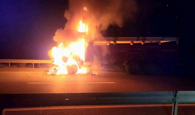 Alev topuna dönen kamyon küle döndü