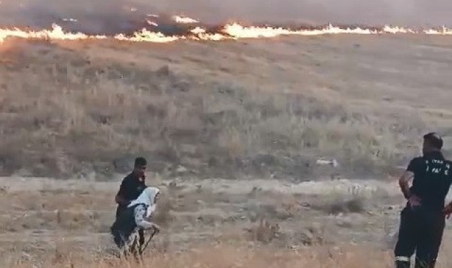Alevlerin arasında kalan yaşlı kadını itfaiye ekipleri kurtardı