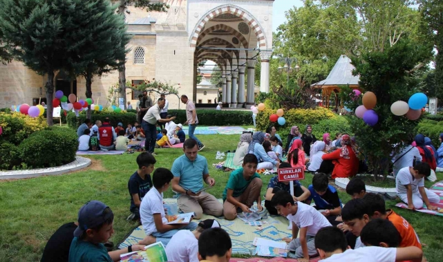 Amasya'da çocuklar cami bahçesinde kitap okudu