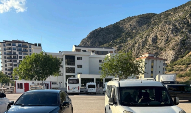 Amasya'da hafif ticari araçtan 15 göçmen çıktı