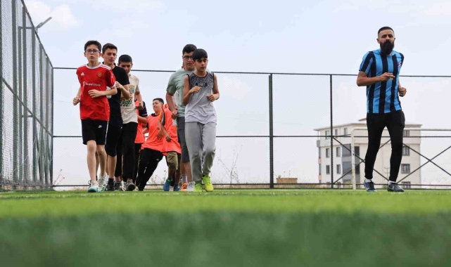 Amatör futbolcu, çocuklara kitap okuma tutkusunu futbolla aşılıyor