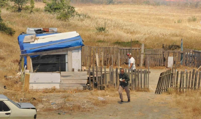 Anız yangınında kulübedeki güvercinlerini otomobilin bagajına koyarak kurtardı