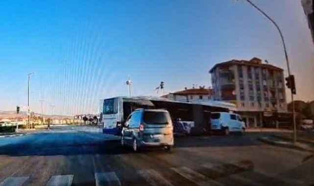 Ankara'da otobüs ile hafif ticari araç kavşakta çarpıştı: 5 yaralı