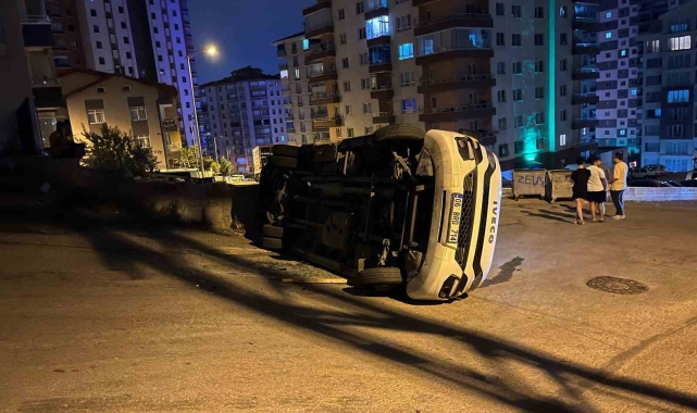 Ankara'da servis aracı devrildi