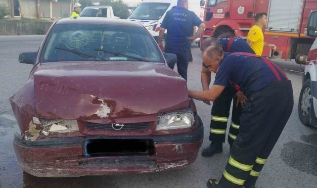 Antakya'da iki otomobilin karıştığı kazada 4 kişi yaralandı