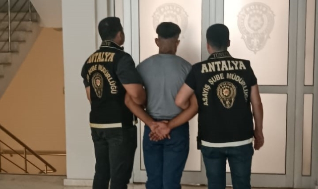 Antalya'da 25 yıl kesinleşmiş hapis cezasıyla aranan firari yakalandı