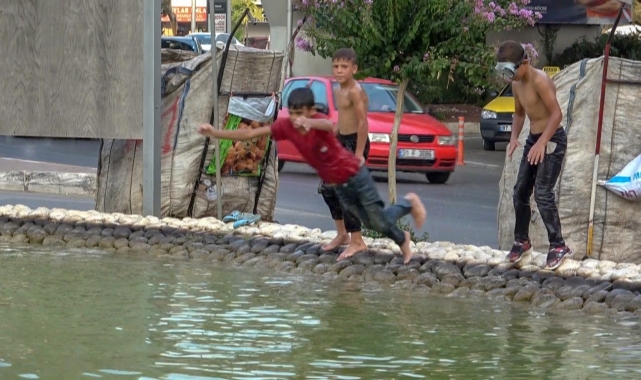 Antalya&#039;da sıcaktan bunalan hurdacı çocuklar deniz gözlüklerini takıp soluğu süs havuzunda aldı