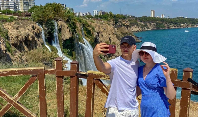 Antalya'da turistlerin ilk durağı Düden Şelalesi