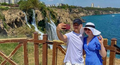 Antalya'da turistlerin ilk durağı Düden Şelalesi