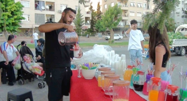 Antalya'nın 2 bin 300 rakımından getiriyorlar, bardaklarla satıp sıcaktan bunalanları serinletiyorlar