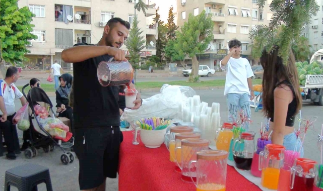 Antalya'nın 2 bin 300 rakımından getiriyorlar, bardaklarla satıp sıcaktan bunalanları serinletiyorlar