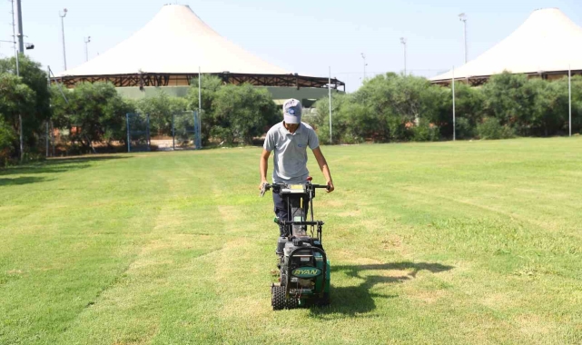 Antalya'nın yeşil alanlarına rulo çim desteği