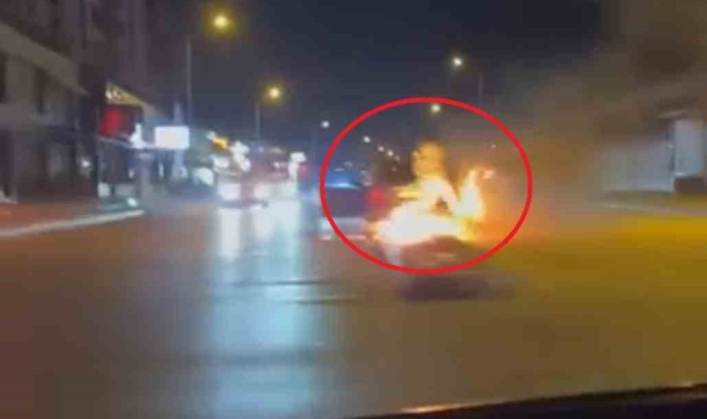 Aracı alevlere teslim olan sürücünün çaresizliği kamerada