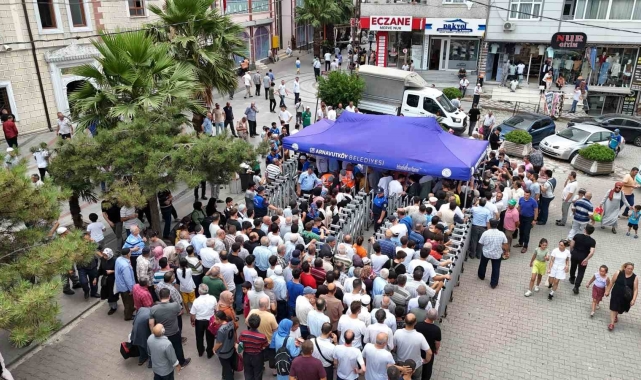 Arnavutköy'de 3 ton aşure vatandaşlara ikram edildi